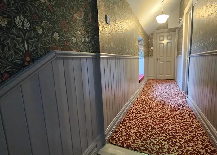 Bounty Bar Гостевой дом Трим